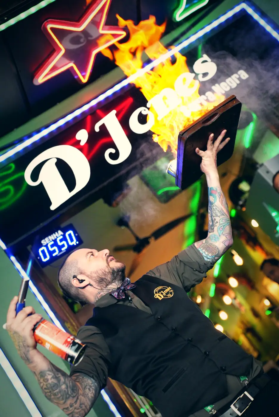 Djones com a tábua em chamas diante do neon