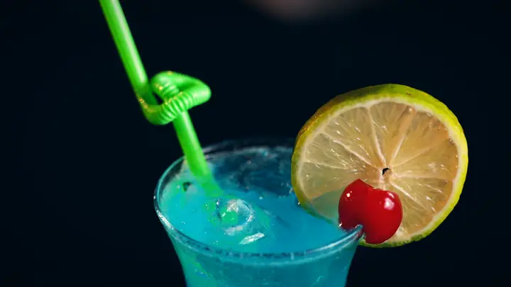 Drink azul com limão e cereja