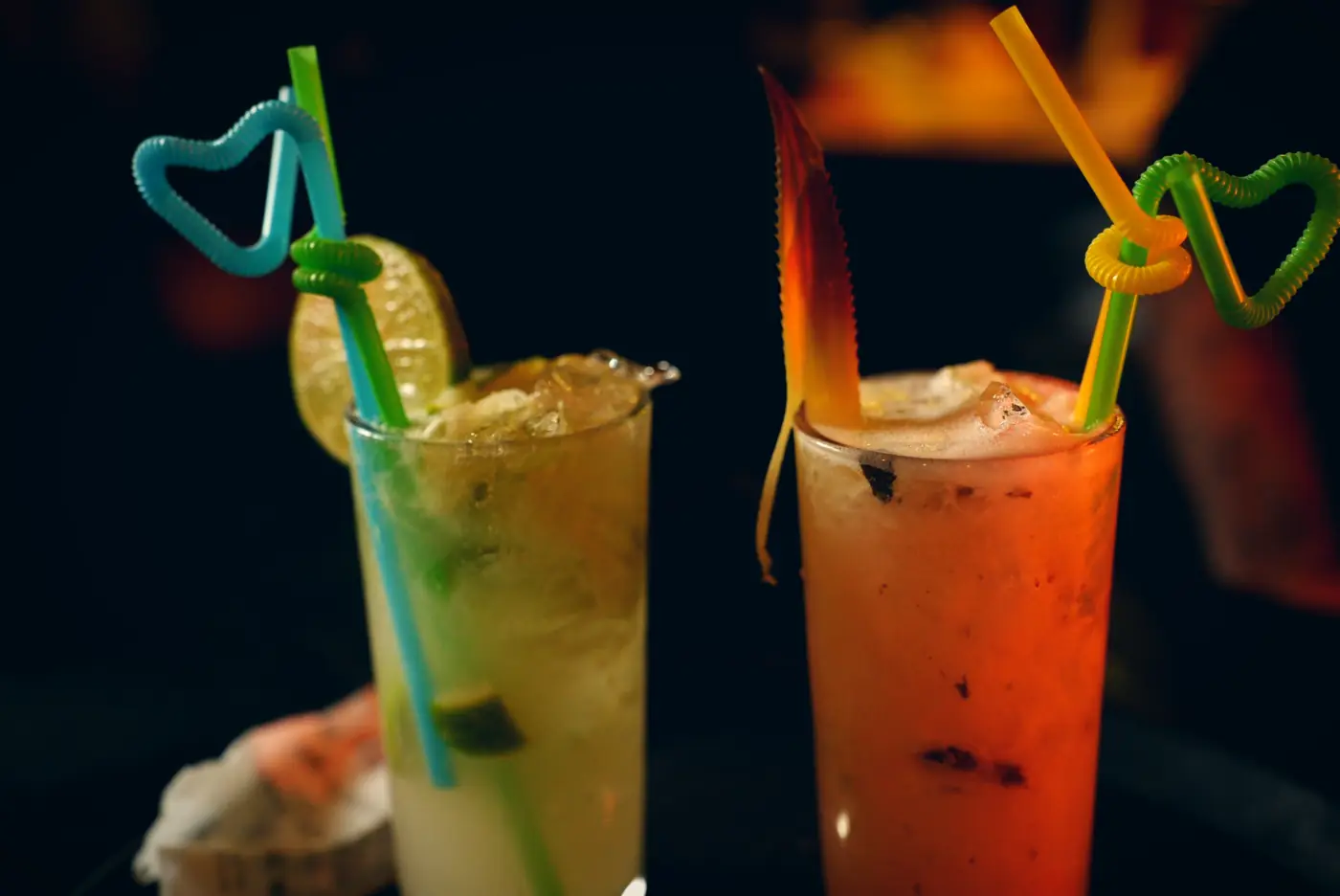 Dois drinks coloridos com canudos decorados